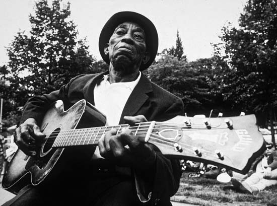 Mississipi John Hurt playing guitar